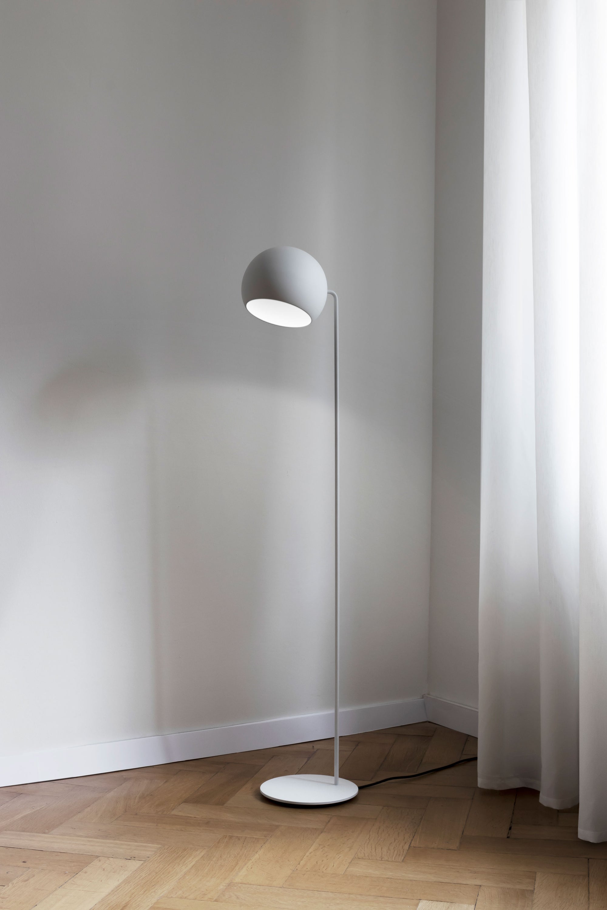 NYTA Tilt Globe Floor