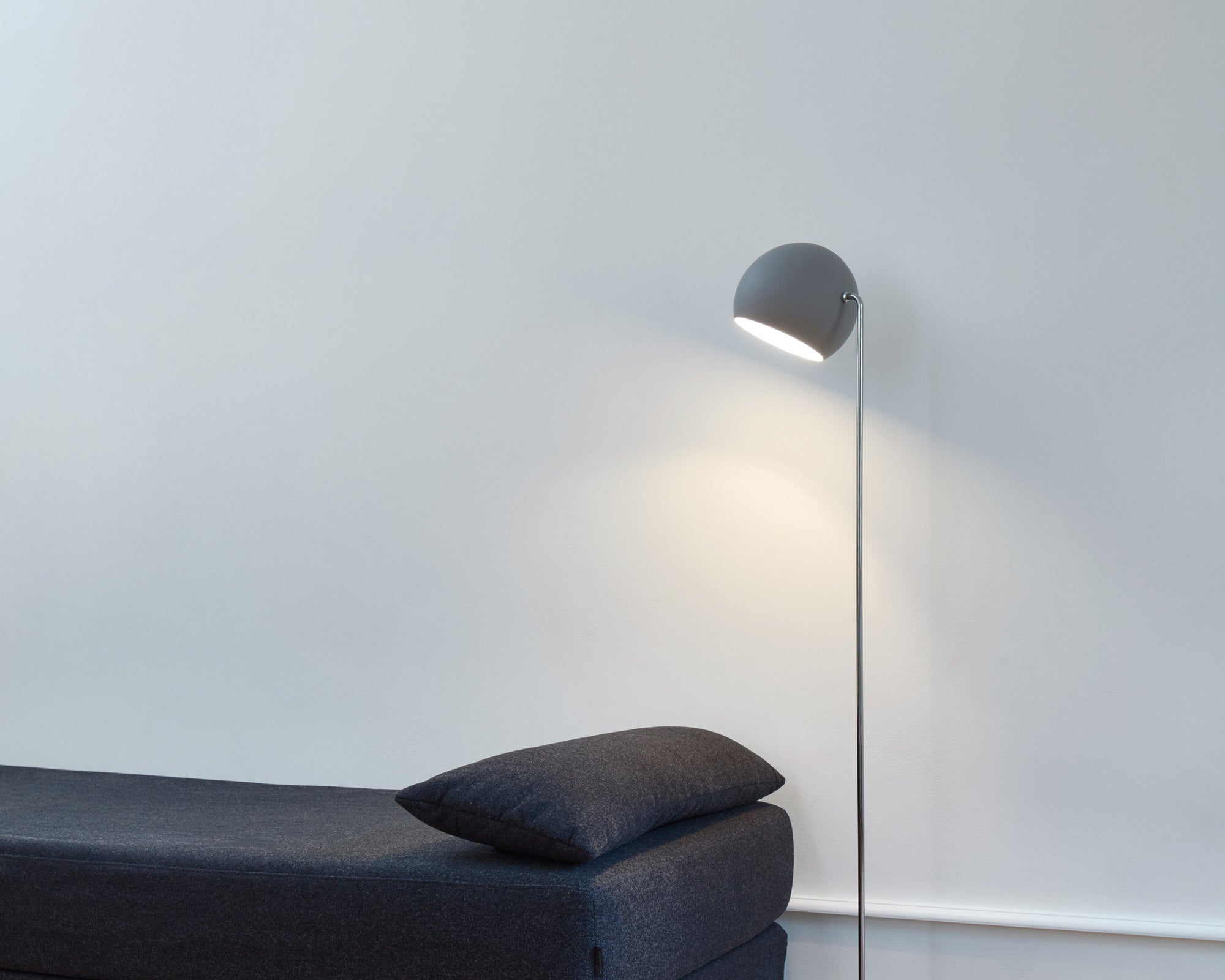 NYTA Tilt Globe Floor