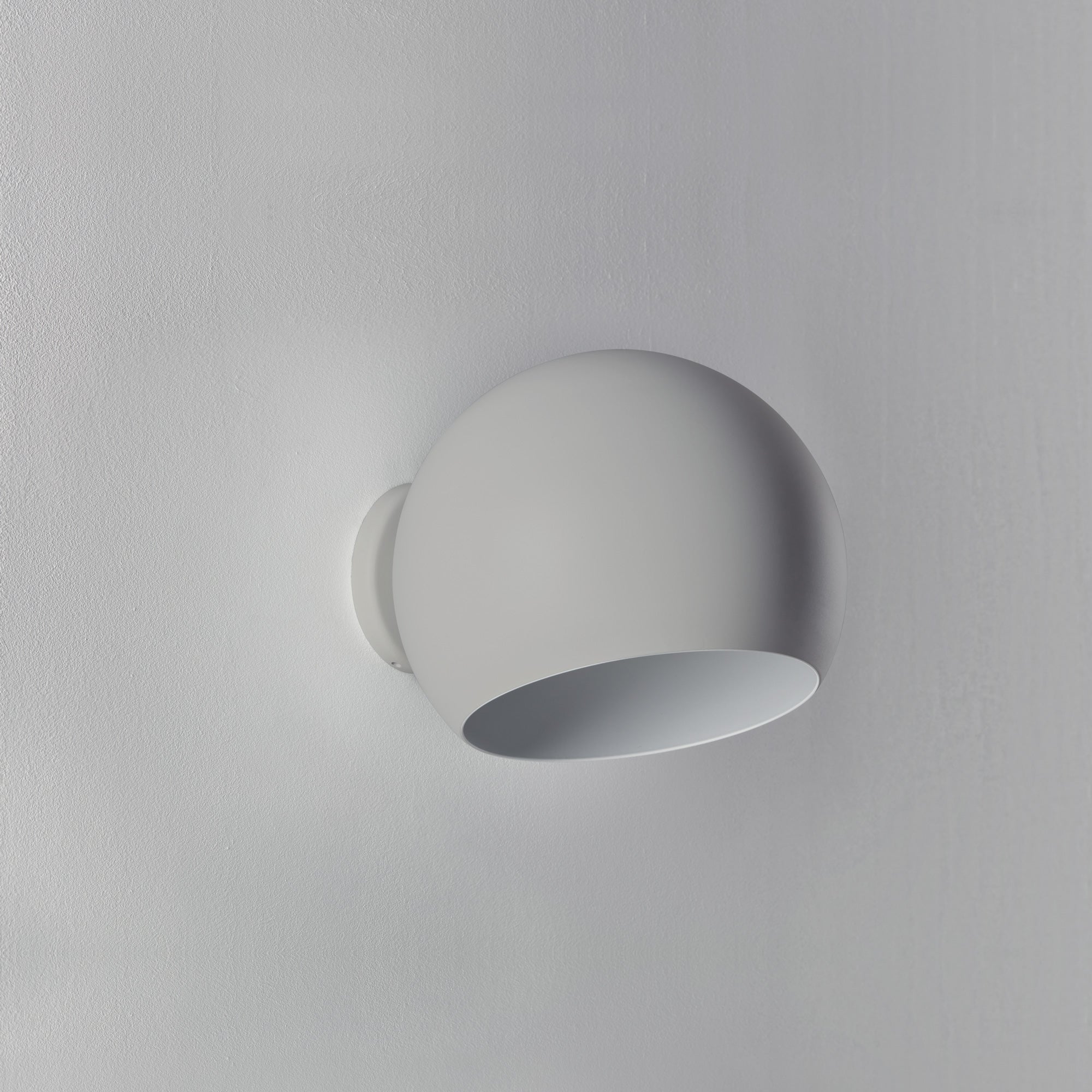 NYTA Tilt Globe Wall