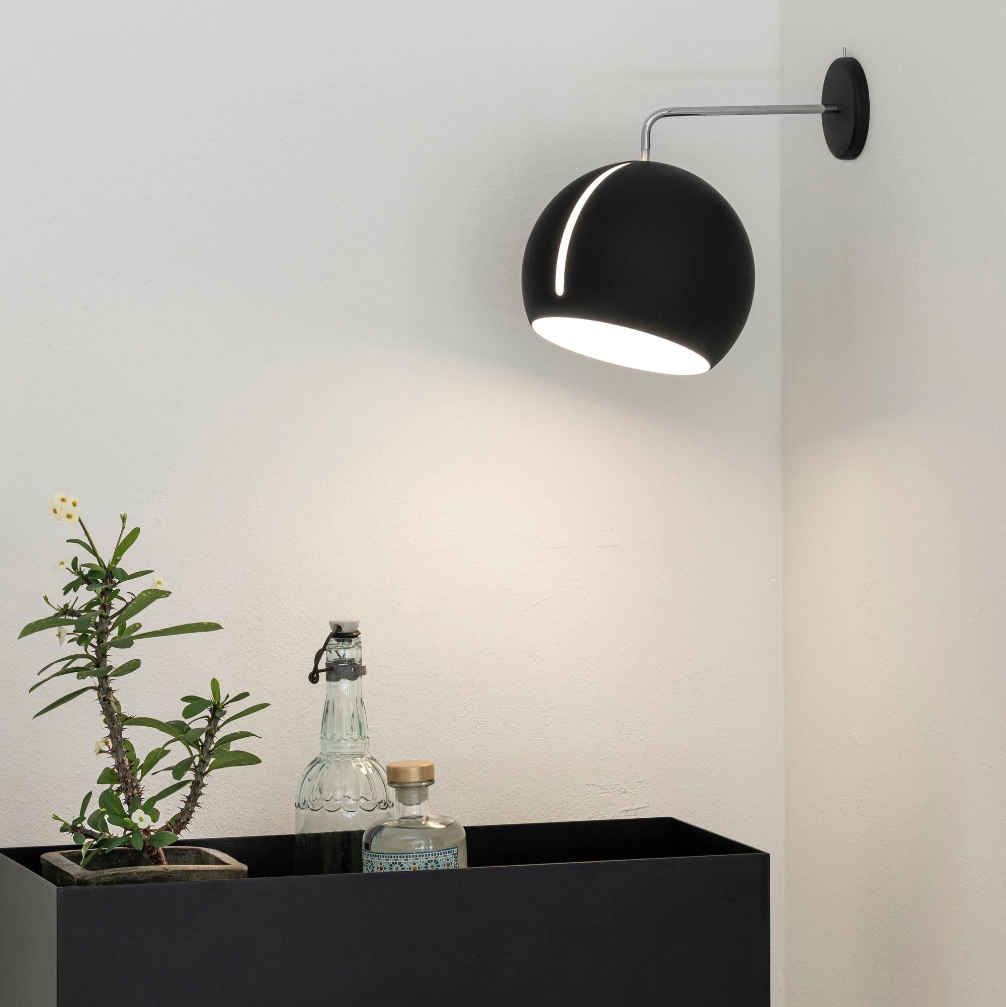NYTA Tilt Globe Wall