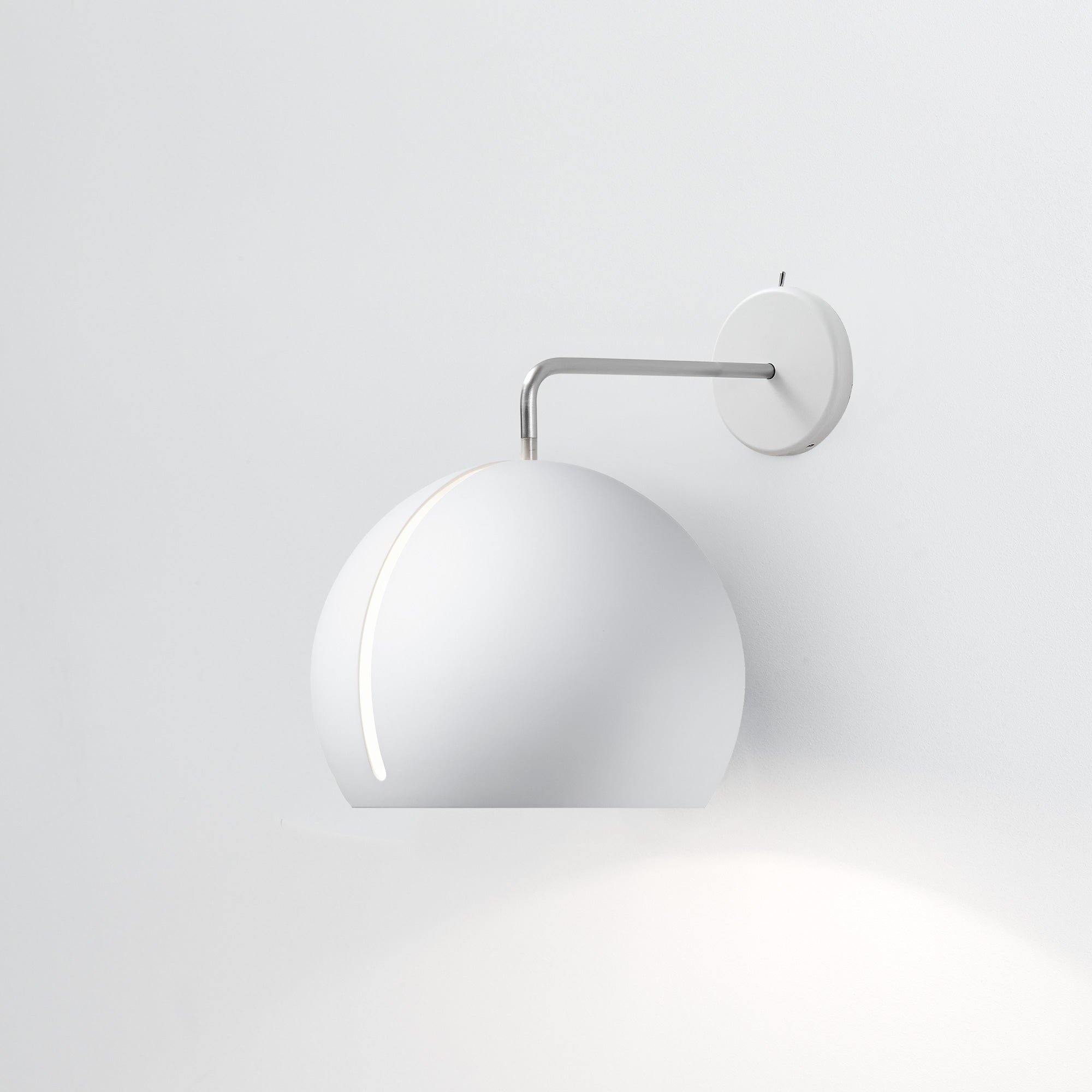 NYTA Tilt Globe Wall